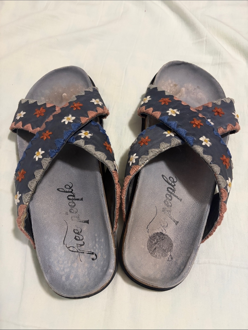 FREE PEOPLE SIZE 39 Women’s 8.5 Navy Floral Embroidered Slide Sandals